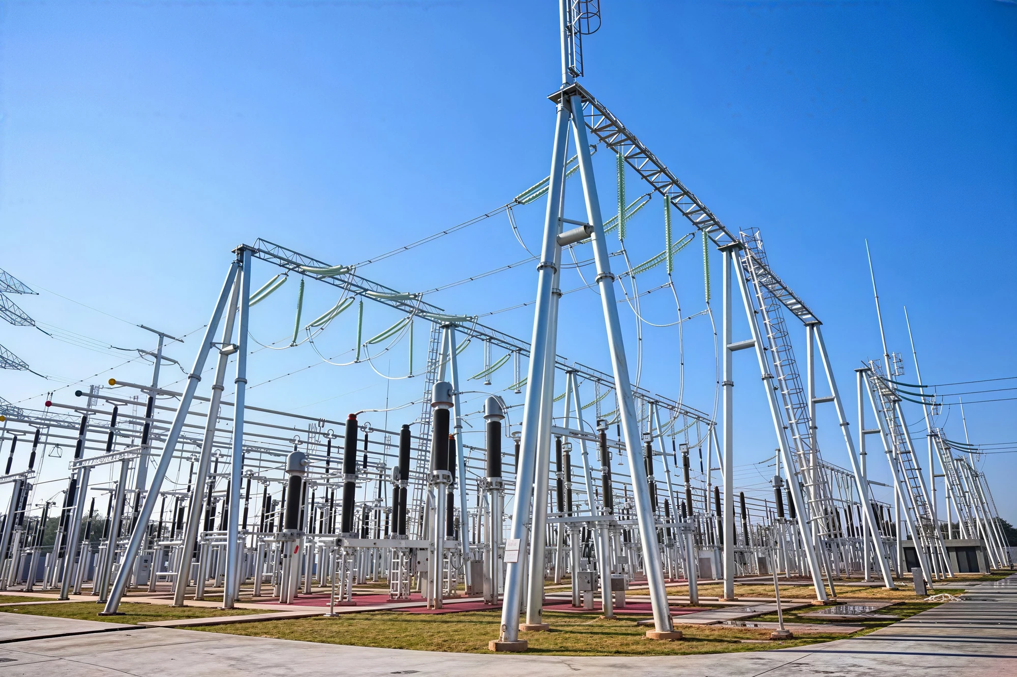 Substation structures and high-voltage equipment