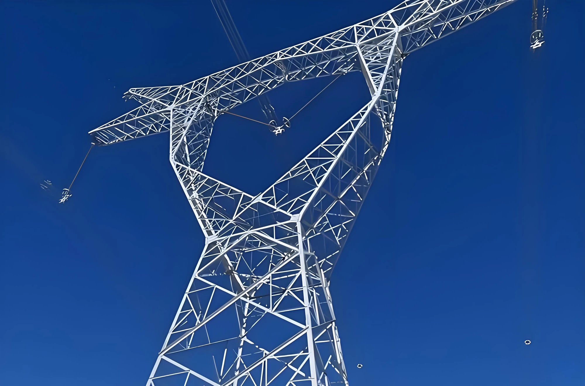 Steel lattice transmission tower