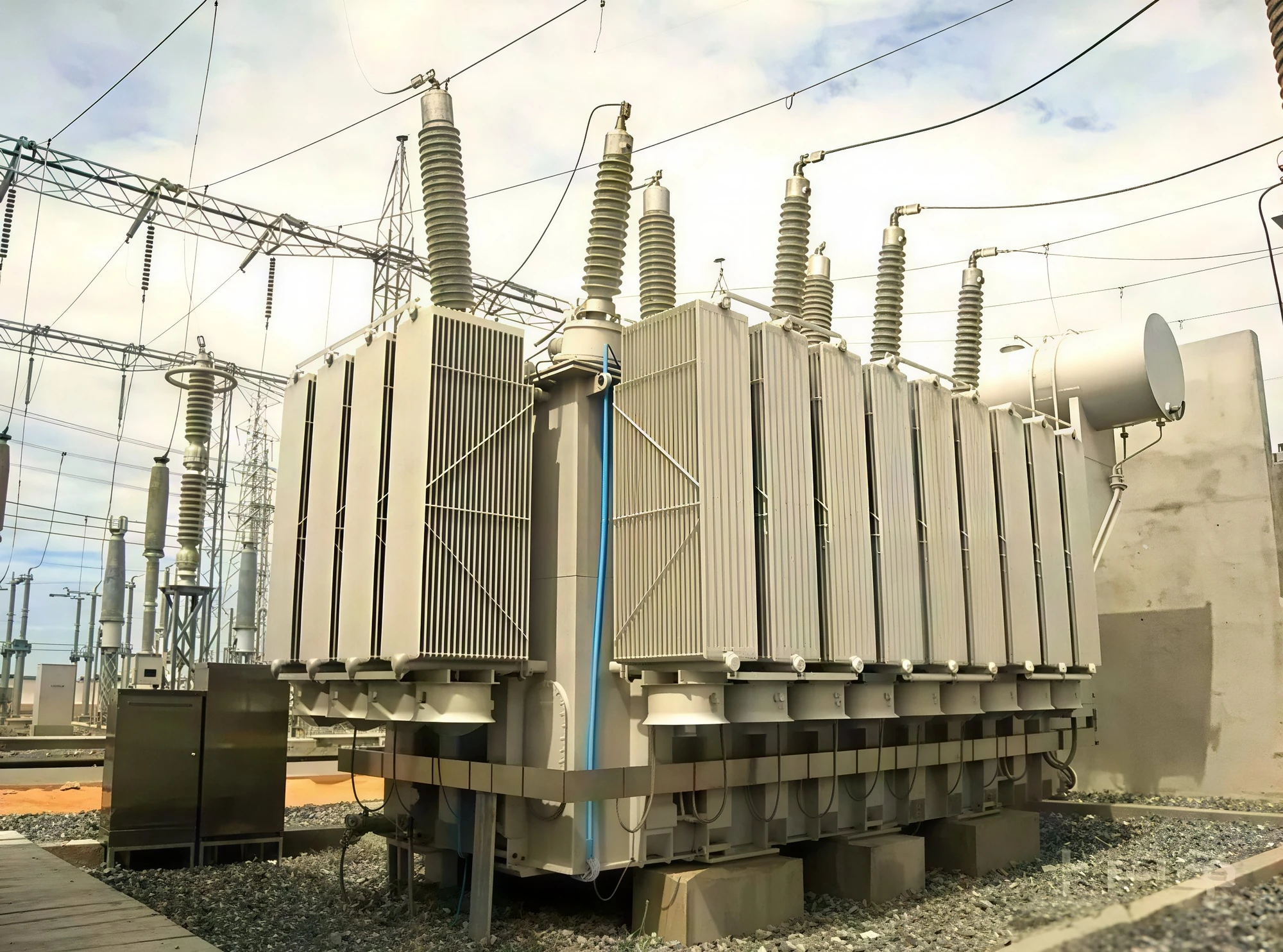 Power transformer with radiator banks and high-voltage bushings